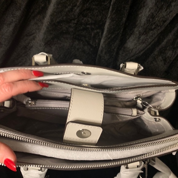 Medium size shoulder Bag multiple compartments - Picture 3 of 7